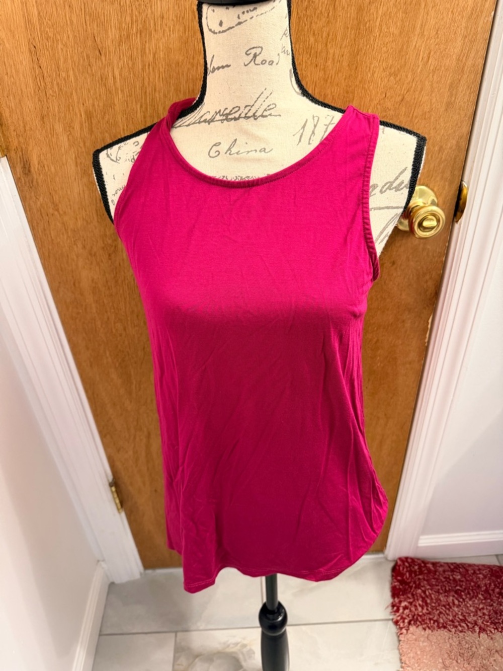 Market & SPRUCE
Monica Twist Back Knit Tank
Size Medium